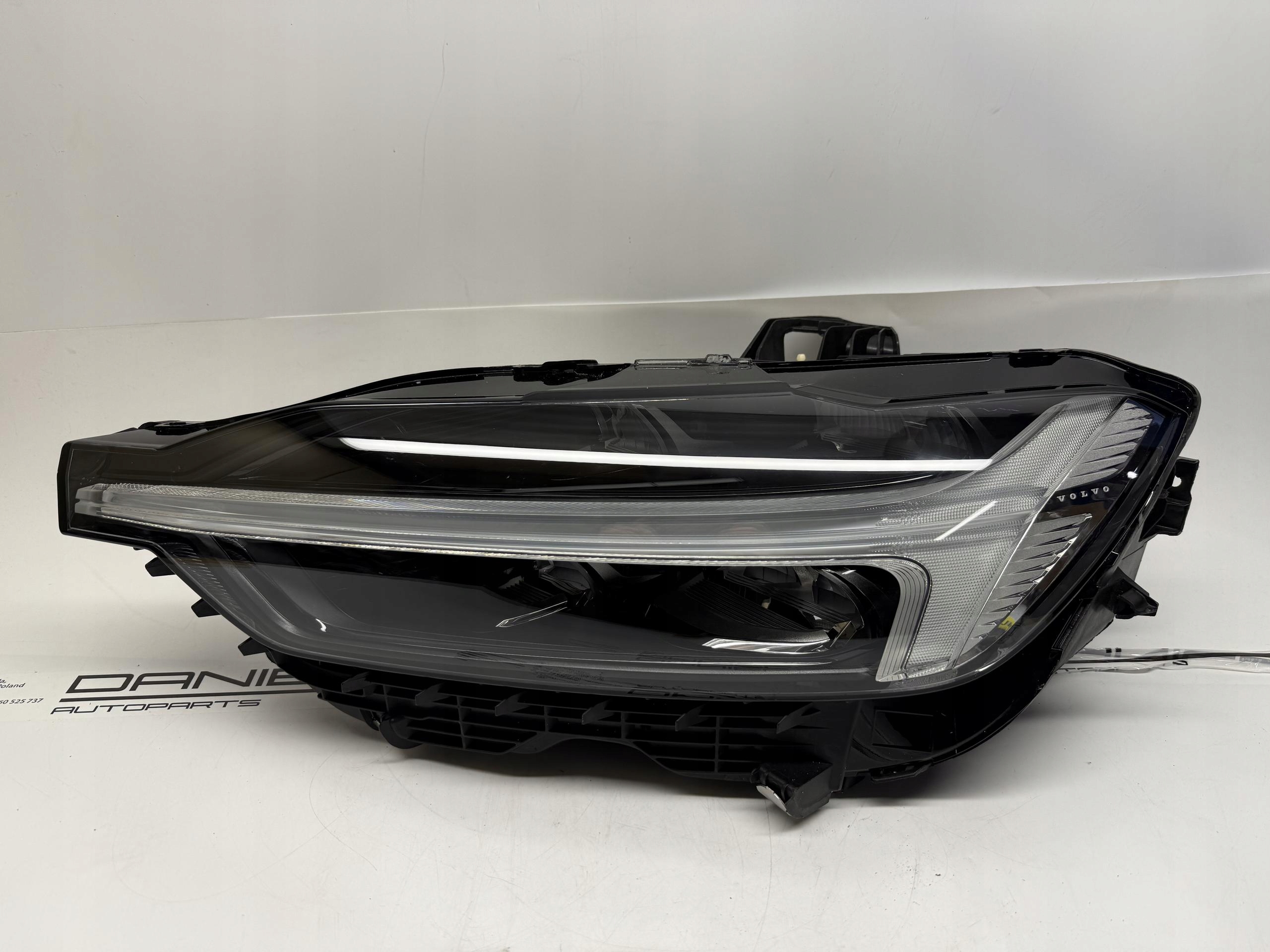VOLVO XC60 REFLEKTOR LAMPA LEWY PRZÓD LED 20230306