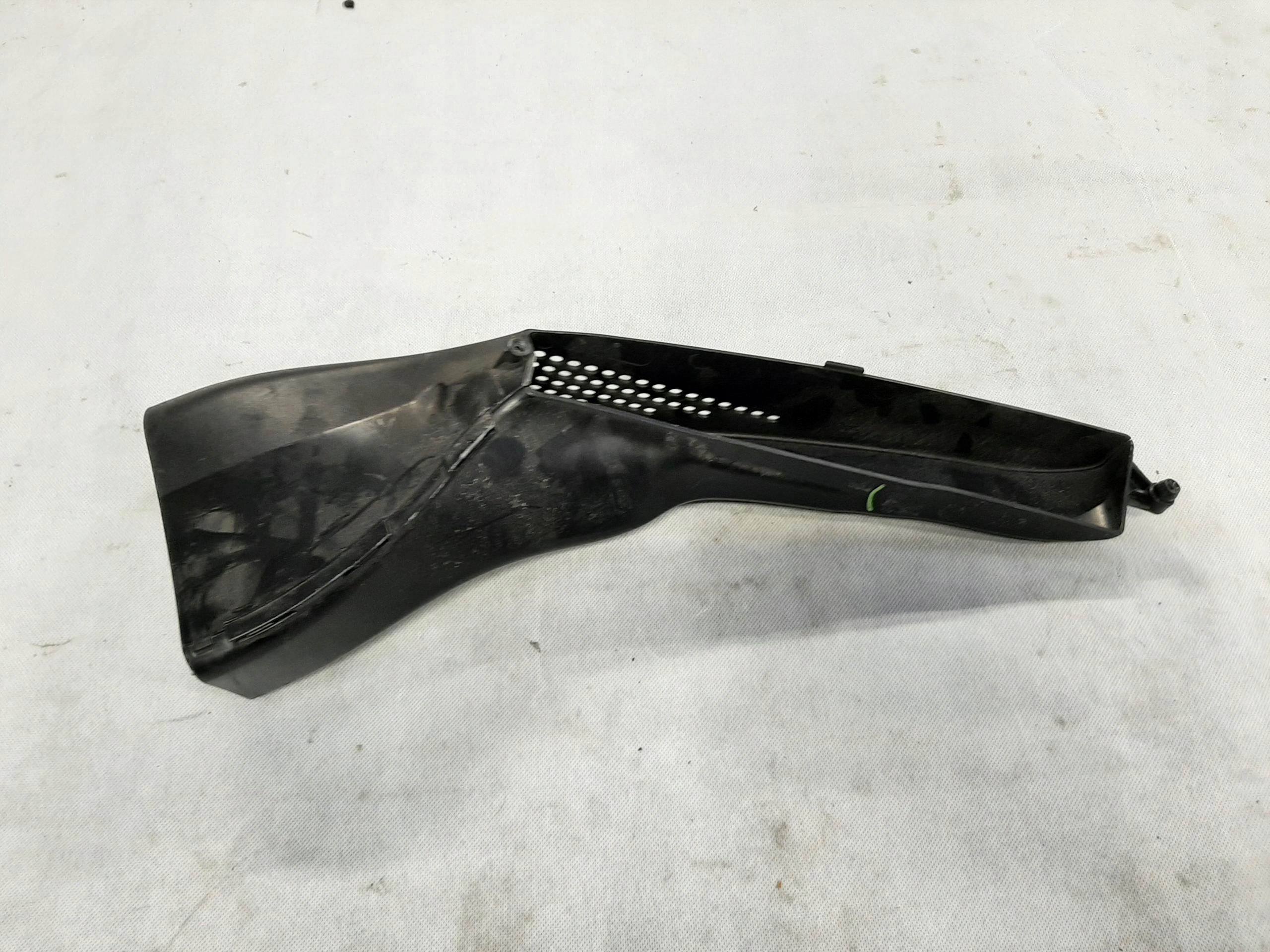 AUDI A4 B9 WLOT KIEROWNICA DOLOT POWIETRZA 8W0129618