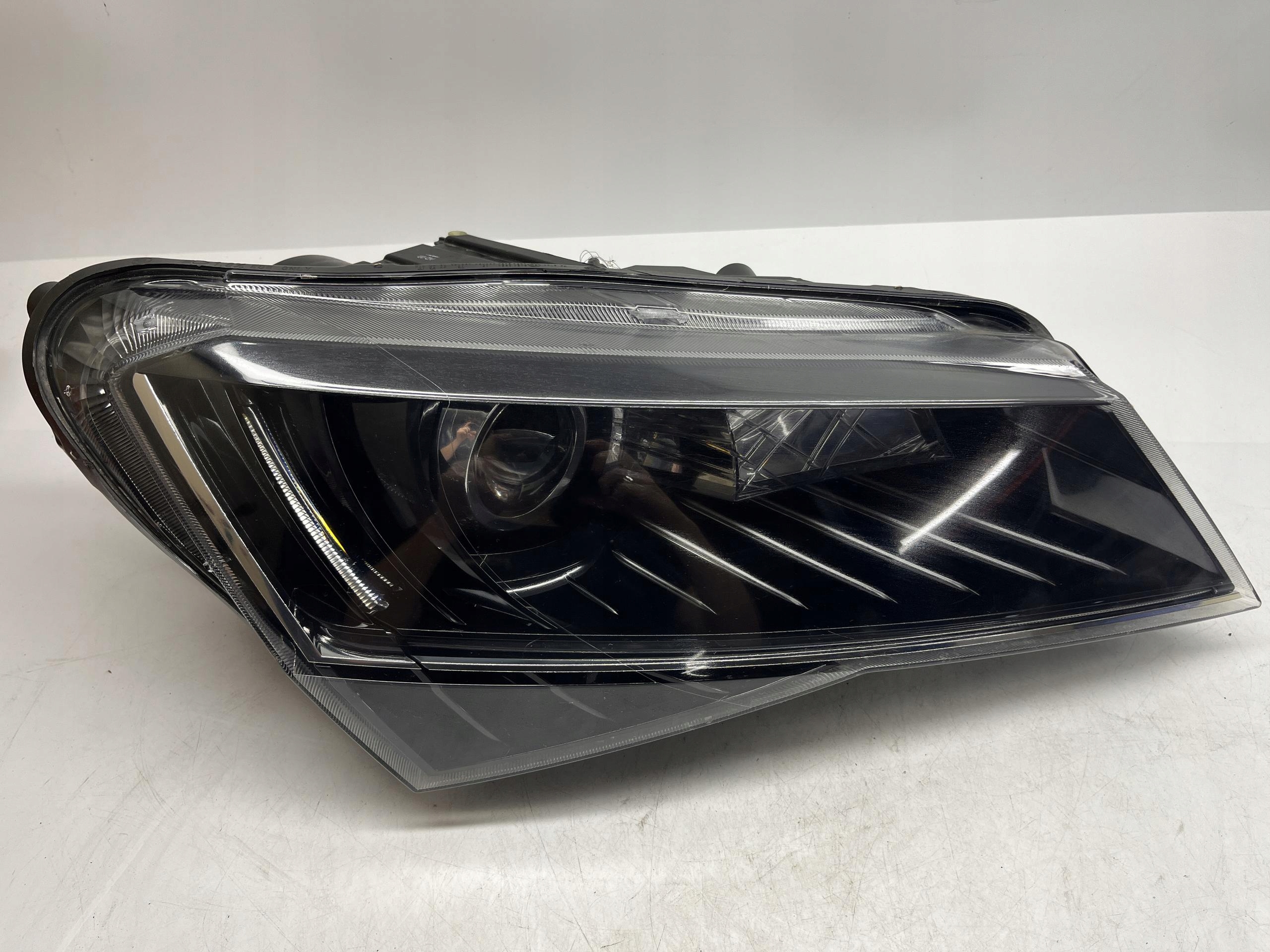 SKODA Superb Reflektor Lampa Przód PRAWY Xenon 3v1941016A