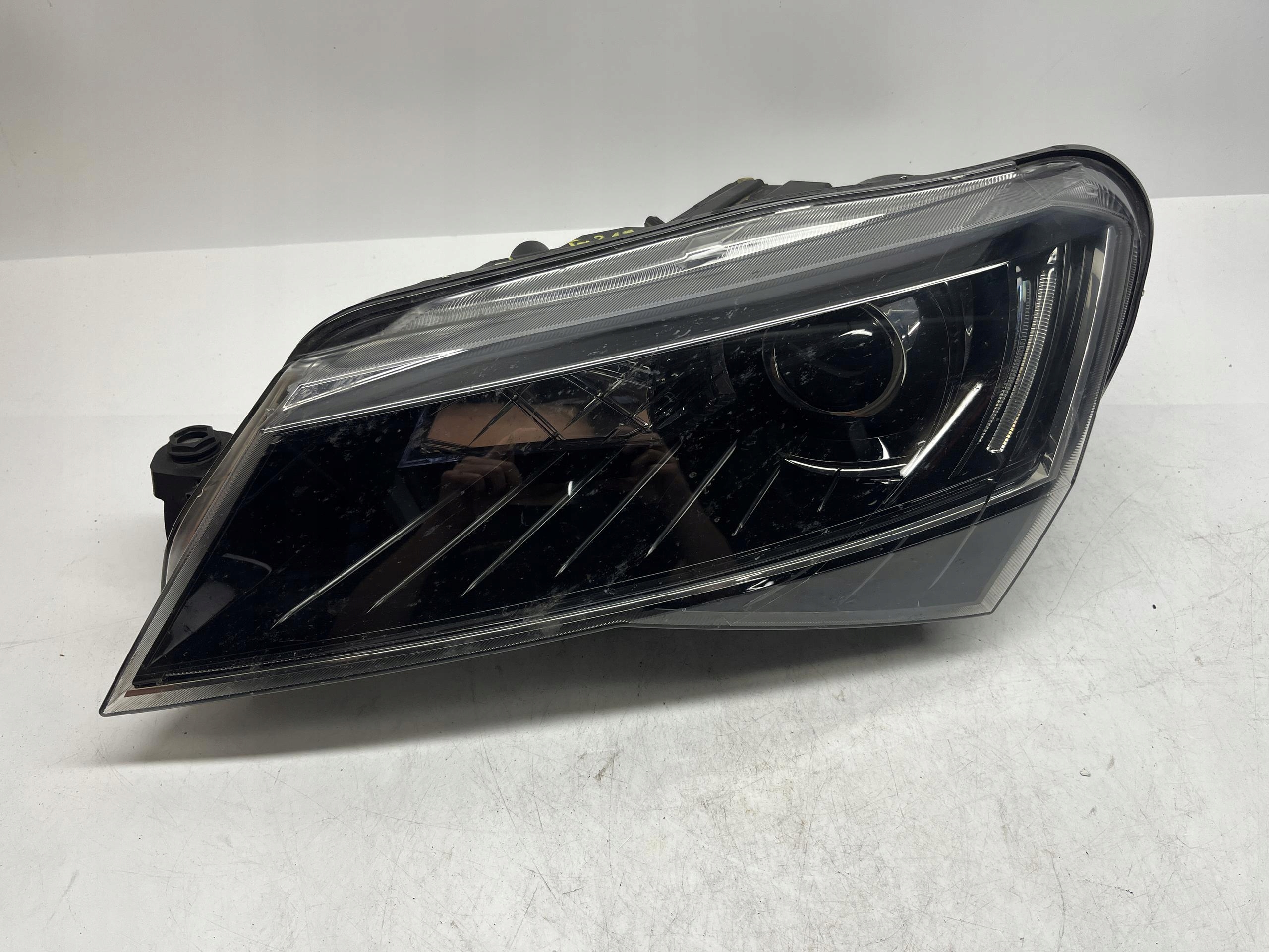 Skoda OE Superb Reflektor Lampa Przód LEWY Xenon 3V1941015A