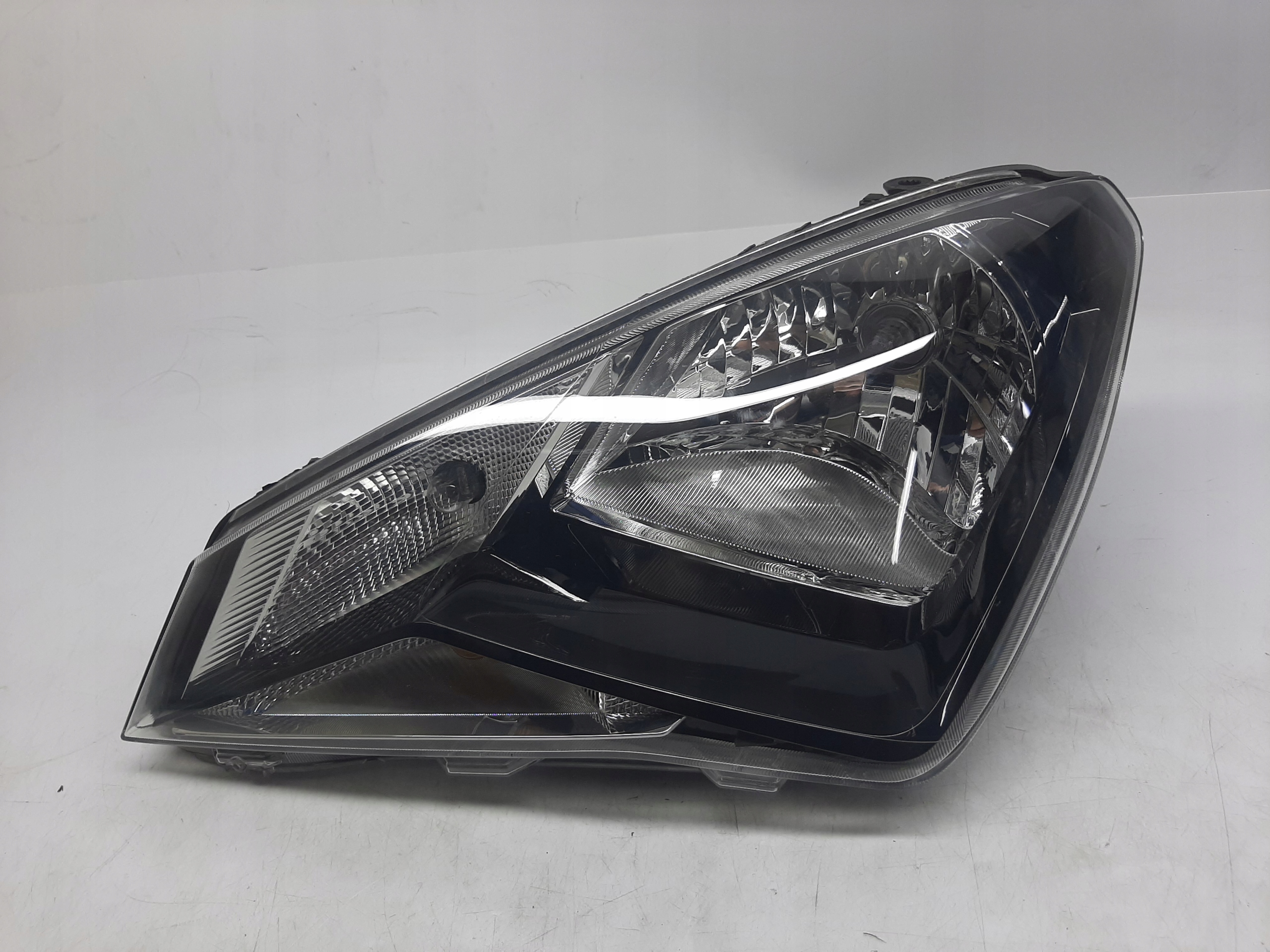 SEAT Mii LAMPA REFLEKTOR PRAWY PRZÓD PRZEDNI 1SL941015F