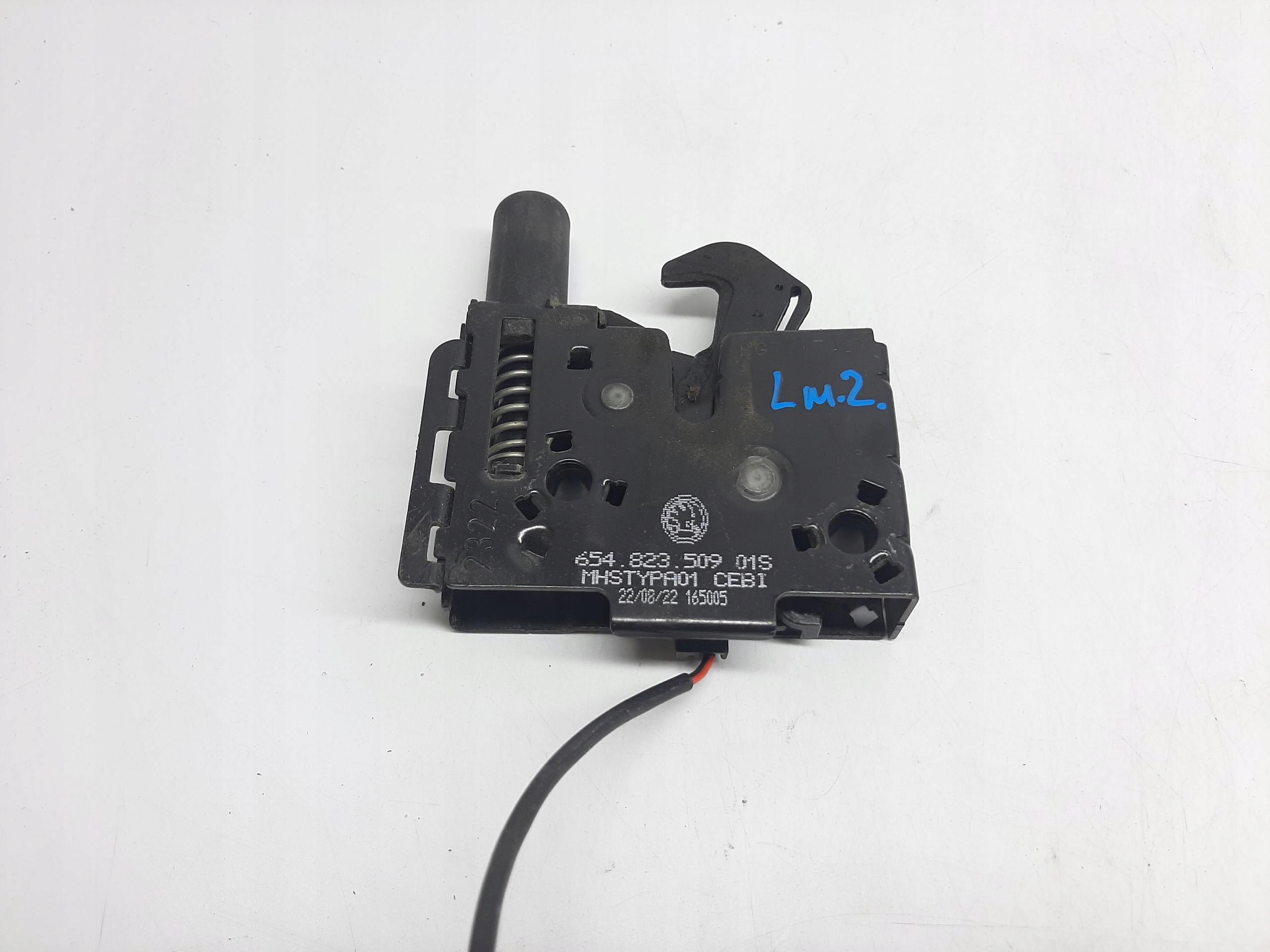 SKODA SCALA ZAMEK MASKI 654823509