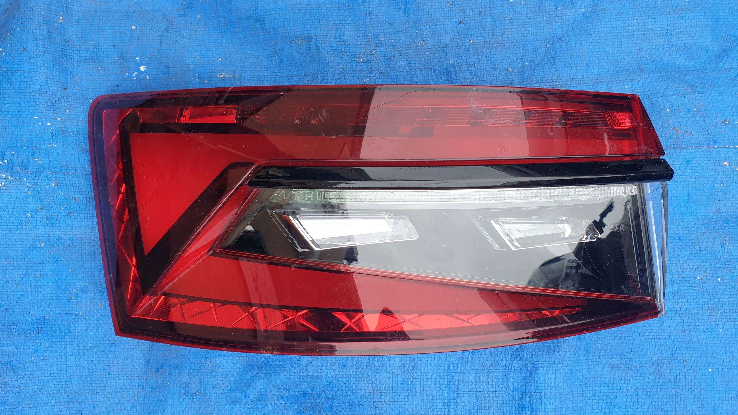 SKODA SUPERB III LAMPA LEWY TYŁ 3V5945207B