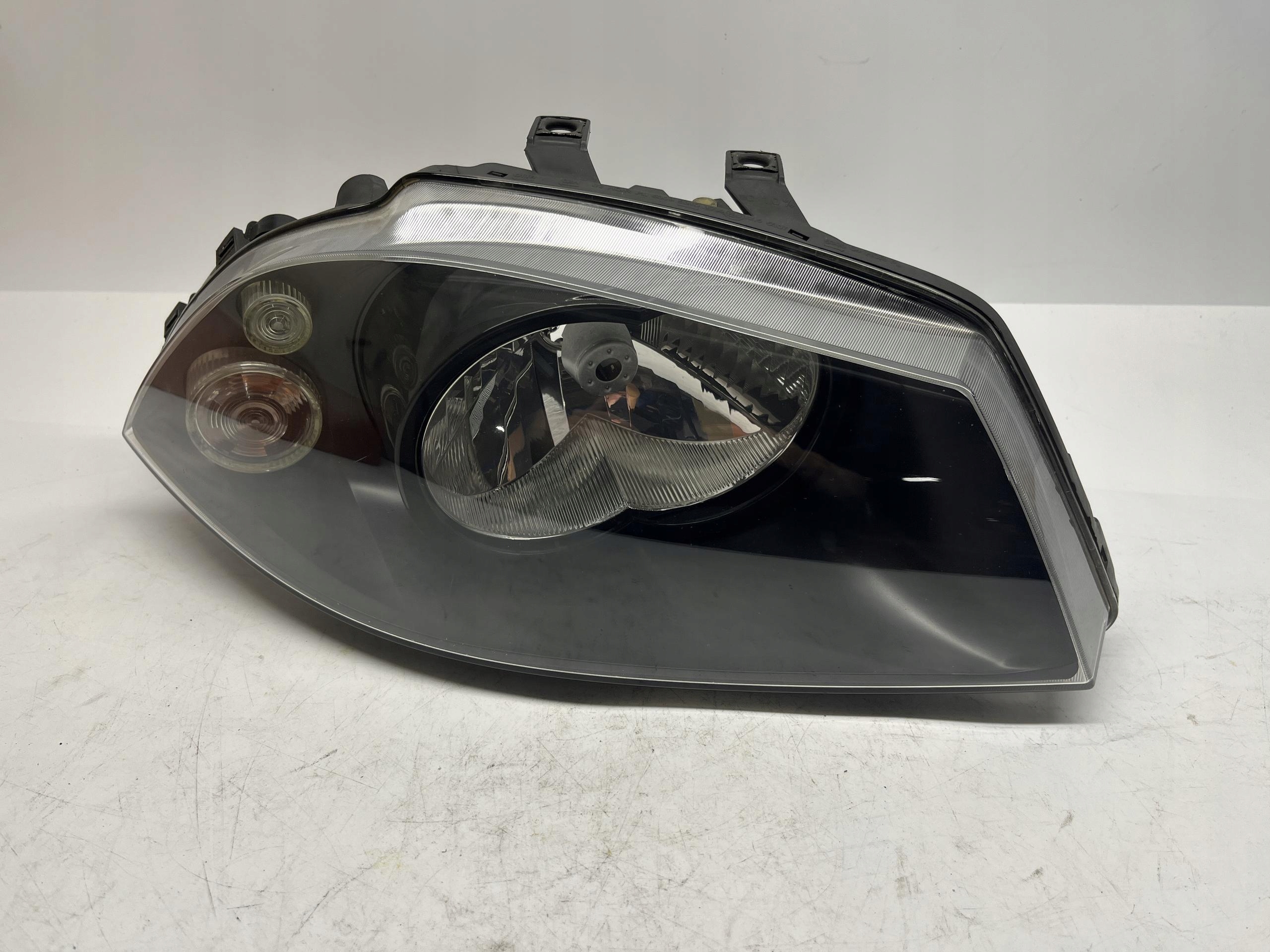 SEAT IBIZA III Reflektor Lampa Prawa 6L1941022A