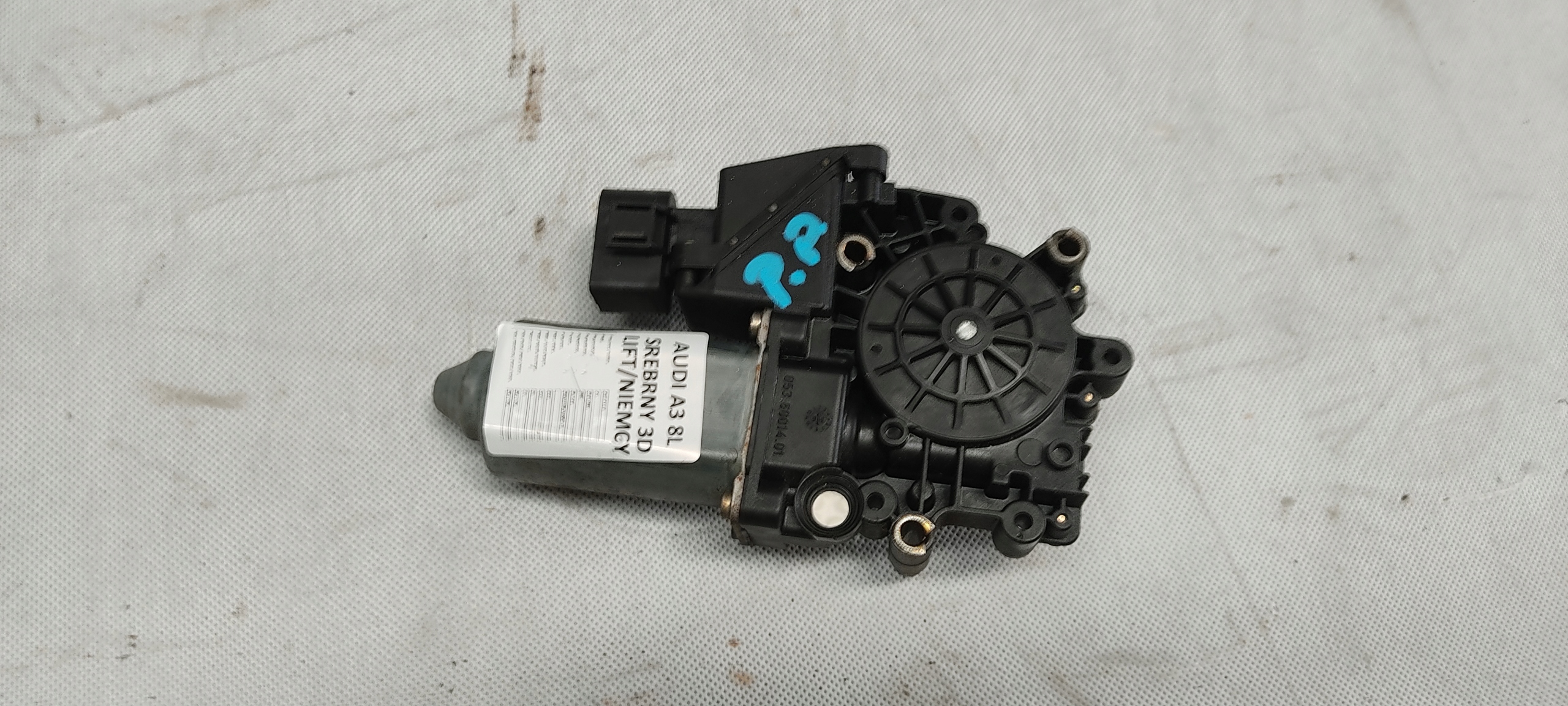 AUDI A3 8L SILNICZEK PODNOSZENIA SZYBY PRAWY PRZÓD 8L3959802