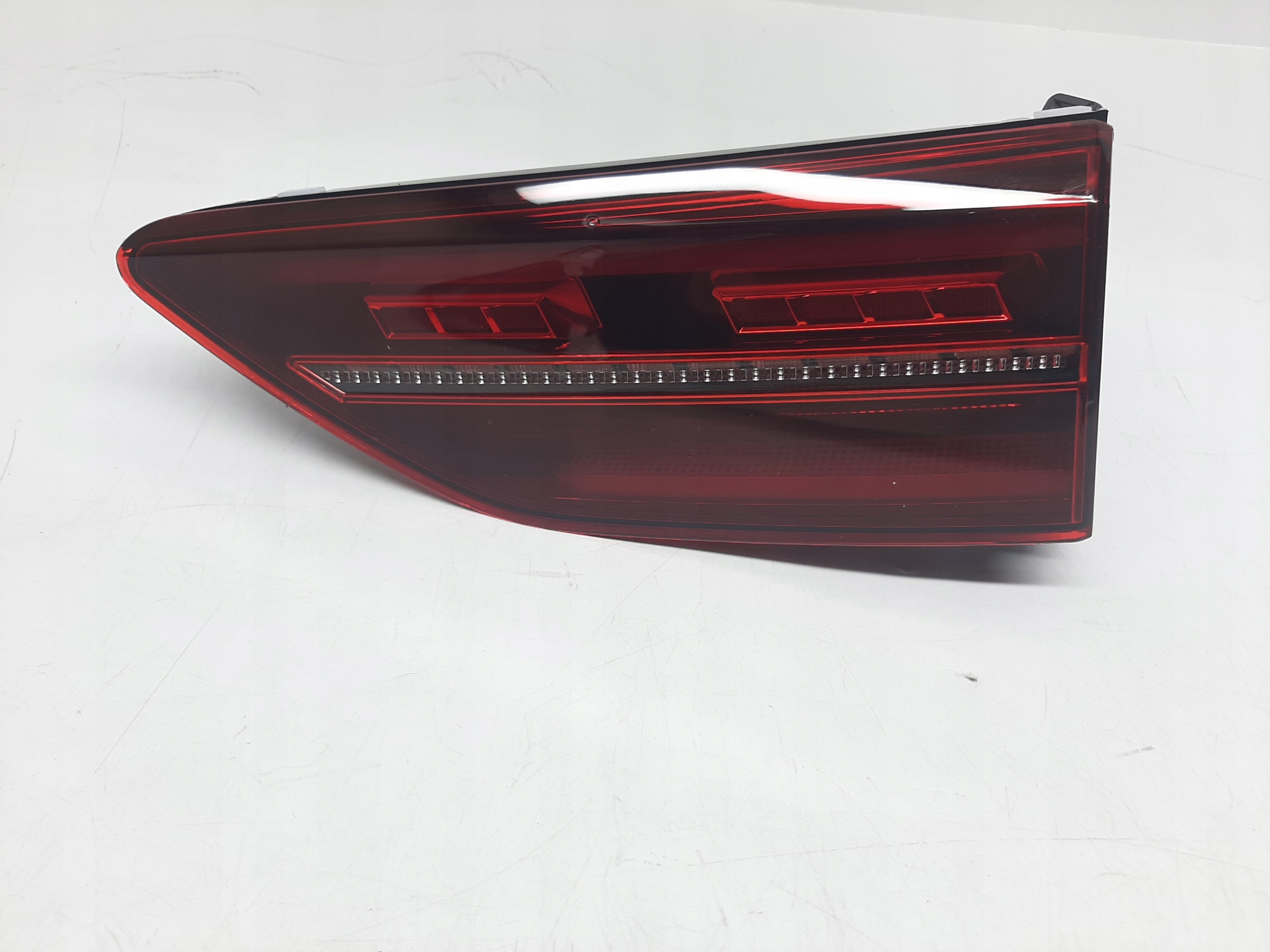 VW GOLF VIII LAMPA TYŁ TYLNA PRAWA PRAWY LED W KLAPE 5H0945308