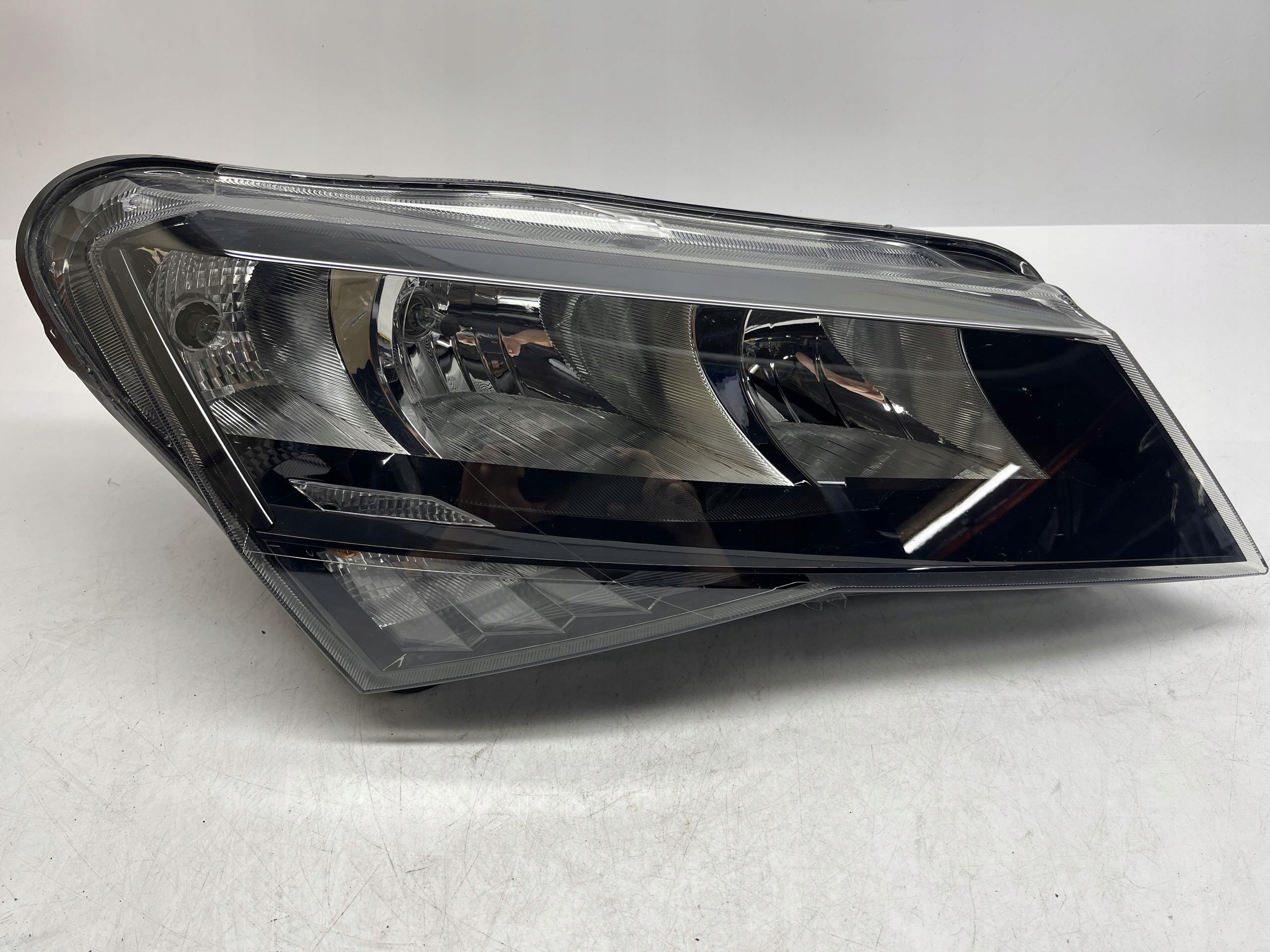 SKODA Superb Reflektor Lampa Przód PRAWY 3v1941016