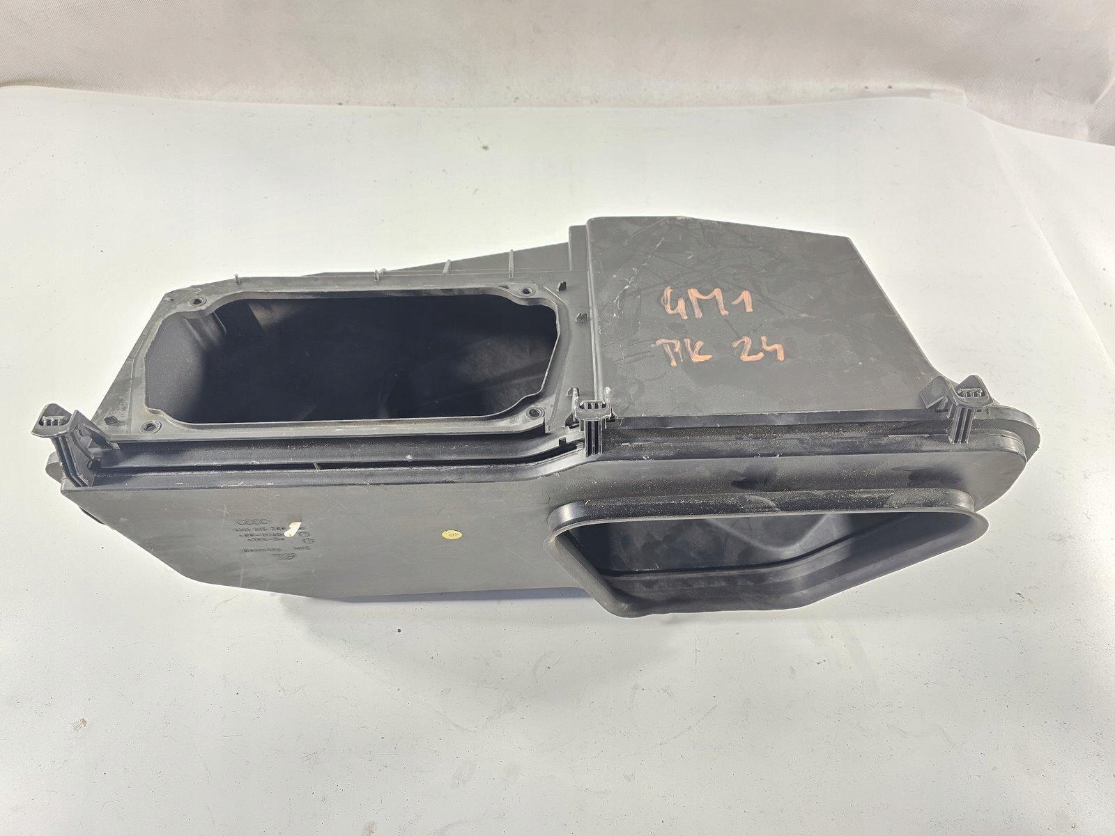 AUDI Q7 4M OBUDOWA WLOTU POWIETRZA 4M1815389