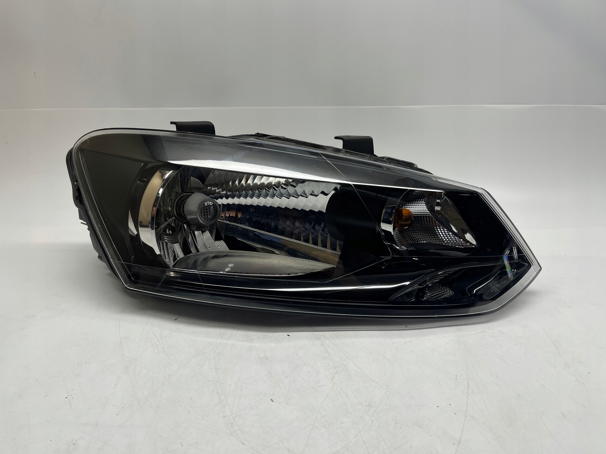 Volkswagen Polo Reflektor Lampa Przednia Prawa Valeo 6R1941016E