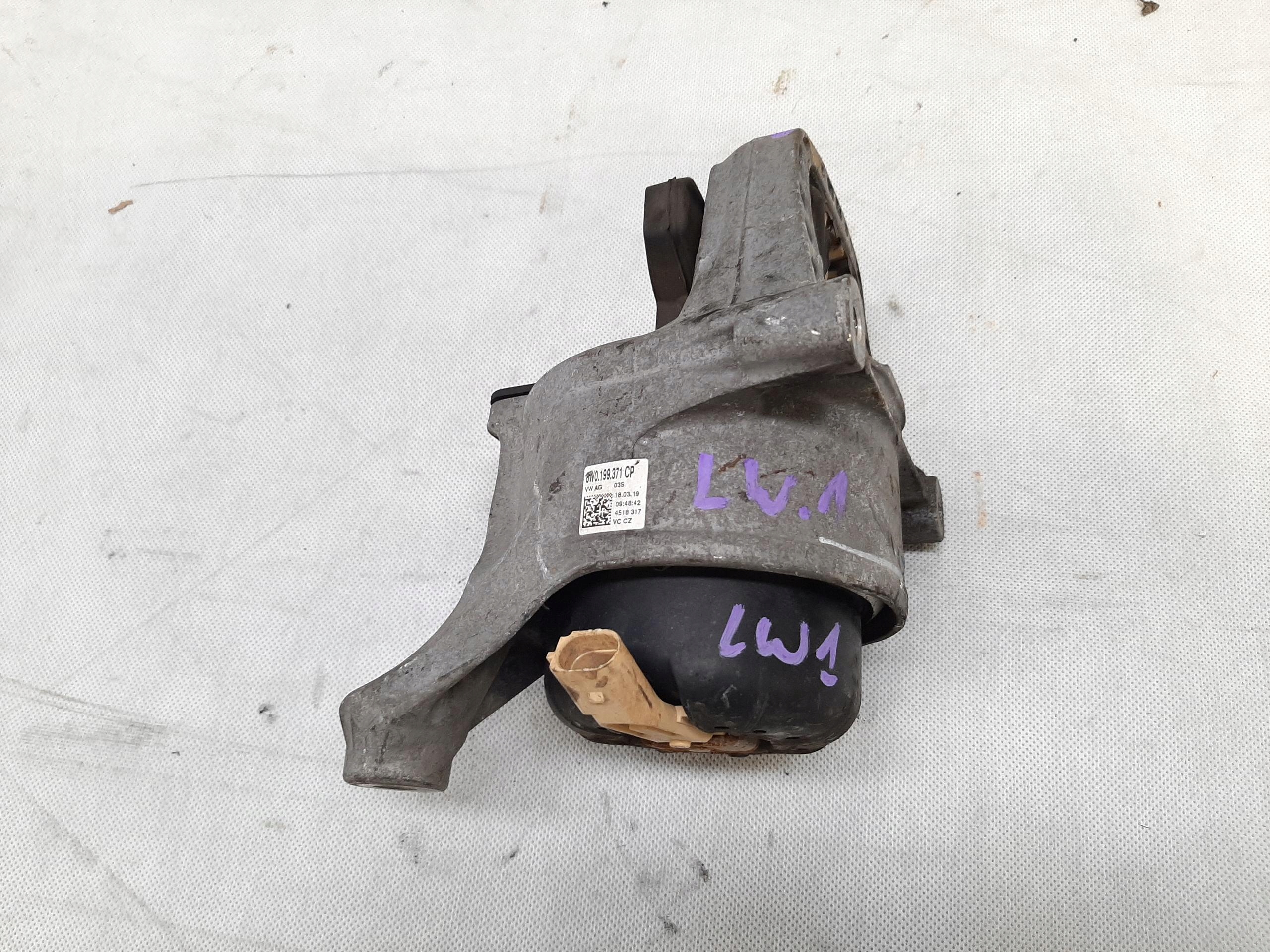 AUDI A4 B9 PODUSZKA ŁAPA SILNIKA LEWA 8W0199371CP