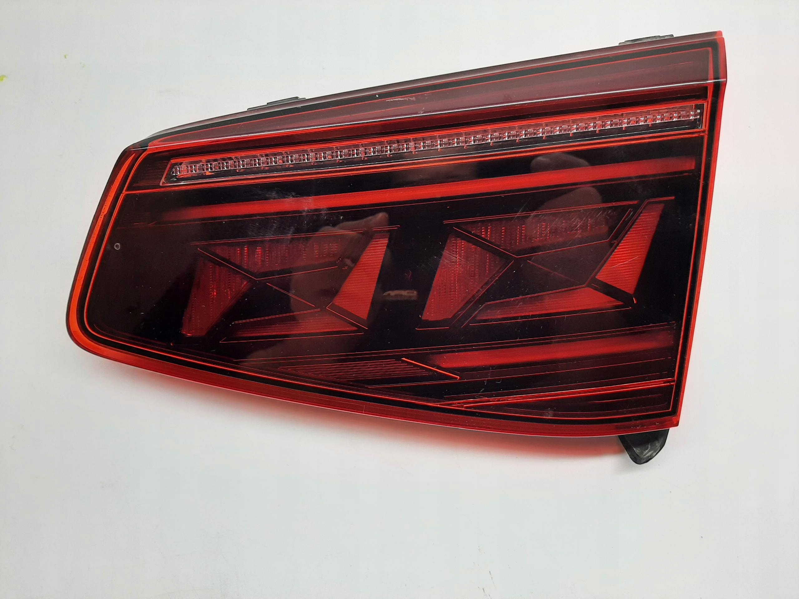 VW PASSAT B8 KOMBI LAMPA PRAWA TYLNA TYŁ KLAPY LED 3G9945308N