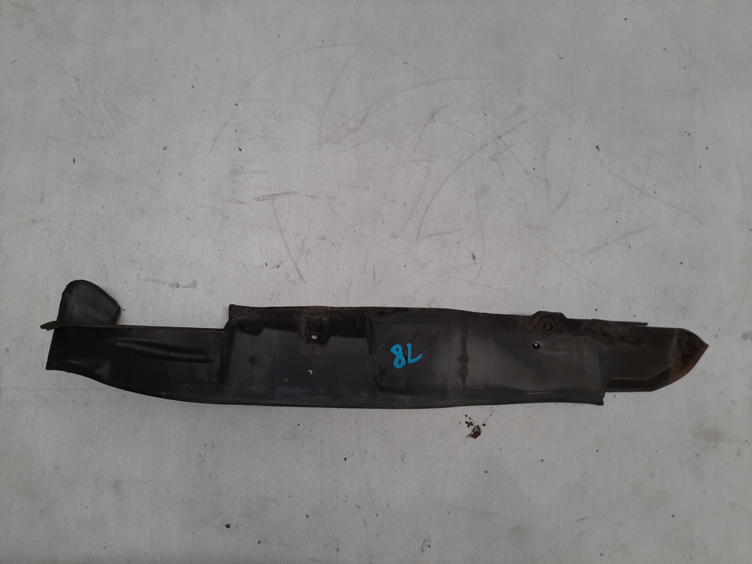 AUDI A3 8L LIFT WYGŁUSZENIE OSŁONA BŁOTNIKA LEWA 8L0821111