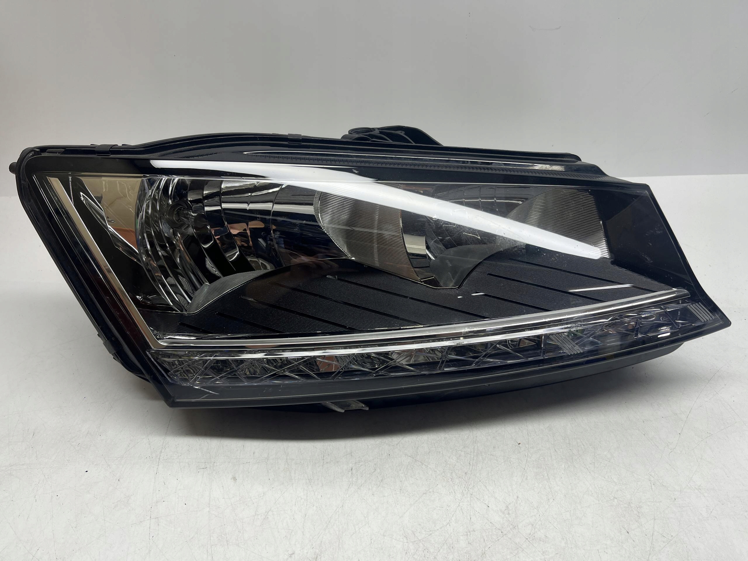 SKODA Fabia 3 Reflektor Lampra Przód Prawy 6v1941016D