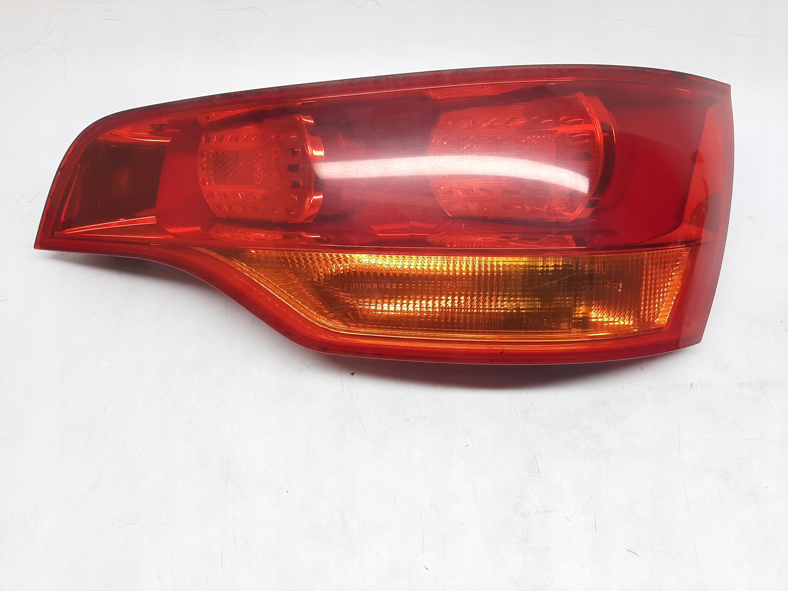 AUDI Q7 4L LAMPA PRAWA PRAWY TYŁ TYLNA 4L0945094