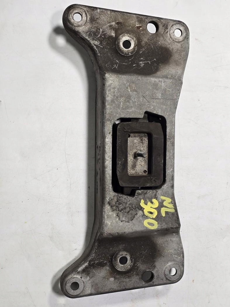 BMW F01 F02 F06 3.0 D ŁAPA PODUSZKA SKRZYNI 6777613 6770289