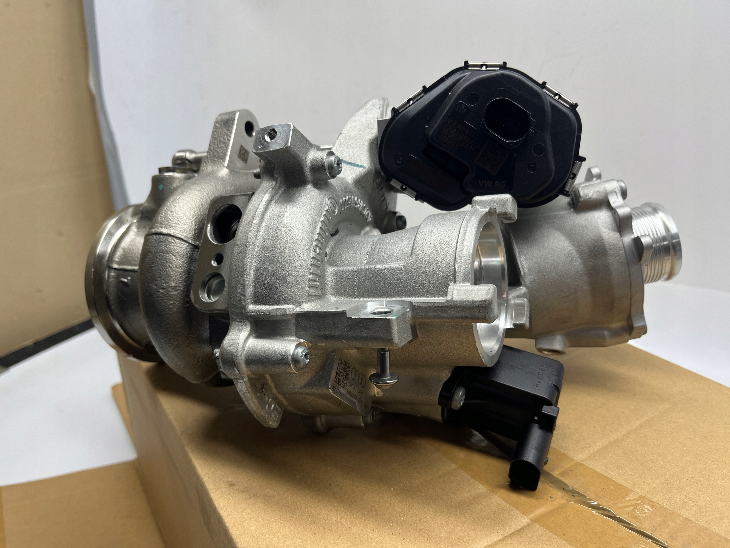 Audi Q3 2019-> 2.0 TFSI Turbo Turbina Turbosprężarka 0Km 06K145654N - obrazek 4