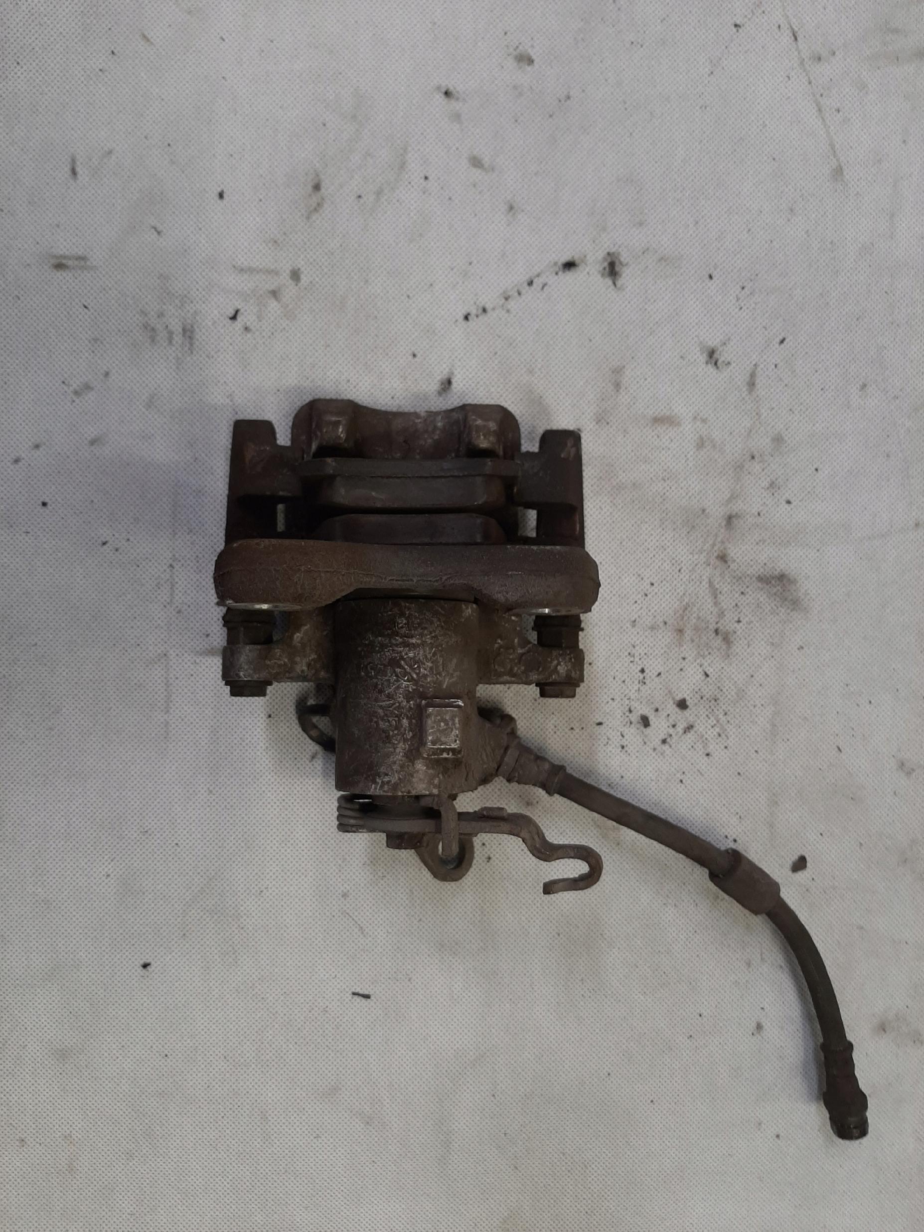 VW JETTA VI ZACISK HAMULCOWY LEWY TYŁ TYLNY 1K0615423J - obrazek 2