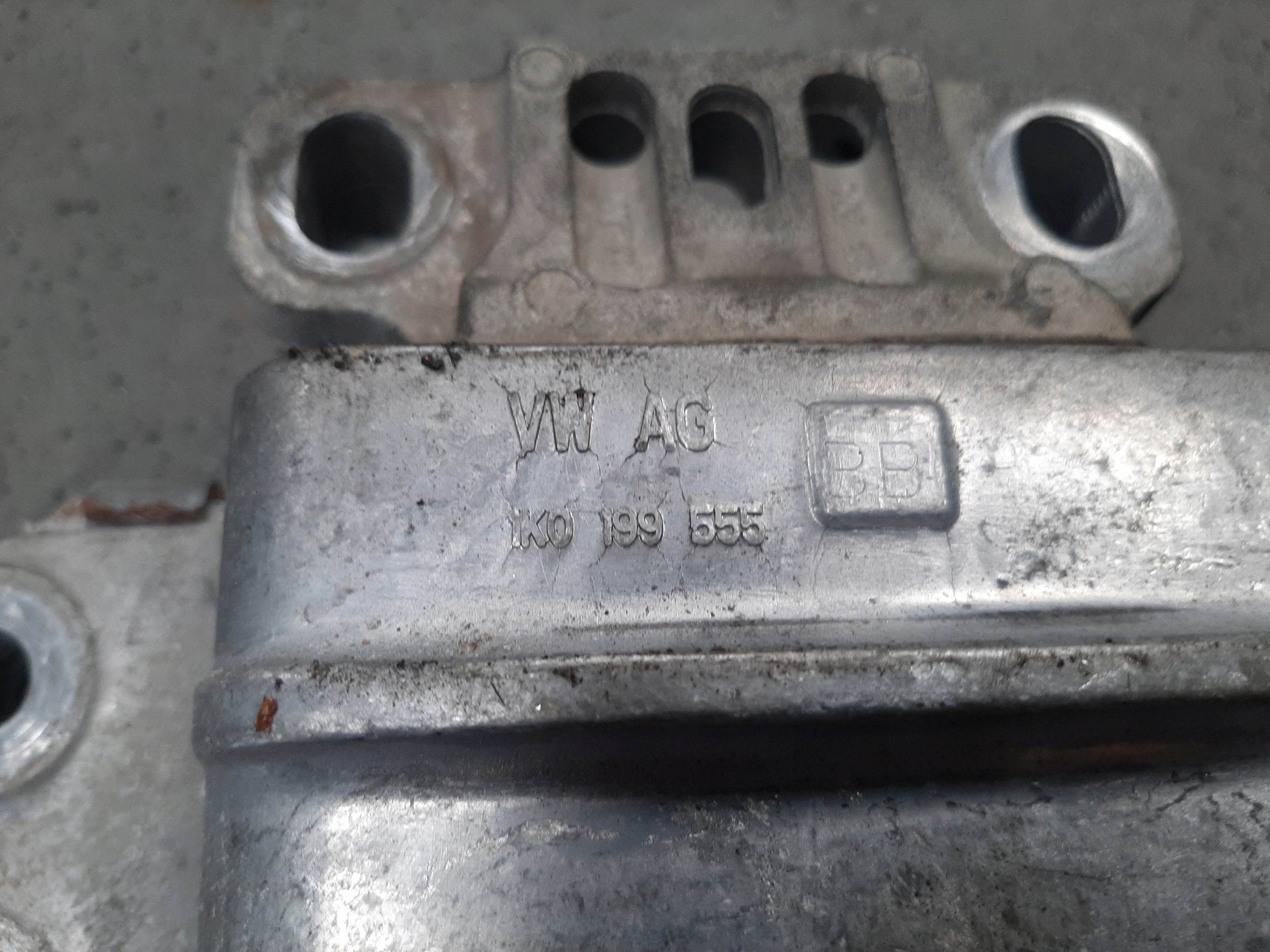 VW CADDY III LIFT DRUGI 2.0 TDI 2015-20 PODUSZKA ŁAPA SILNIKA 1K0199555BB - obrazek 3