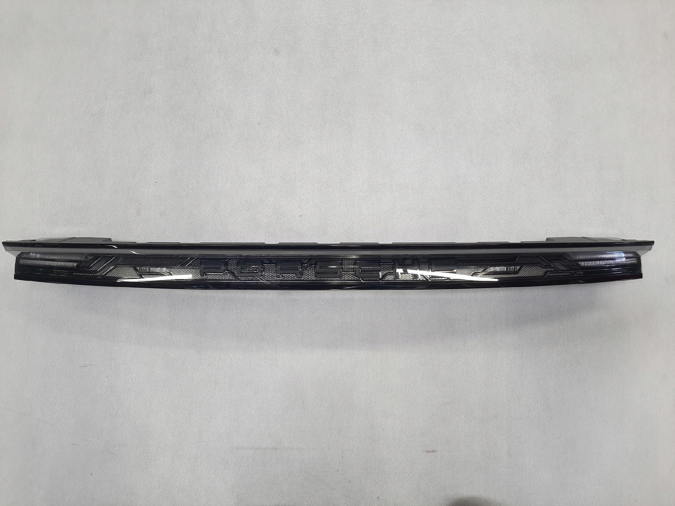 PORSCHE TAYCAN BLENDA LAMPA ŚRODKOWA ECE 9J1945082F