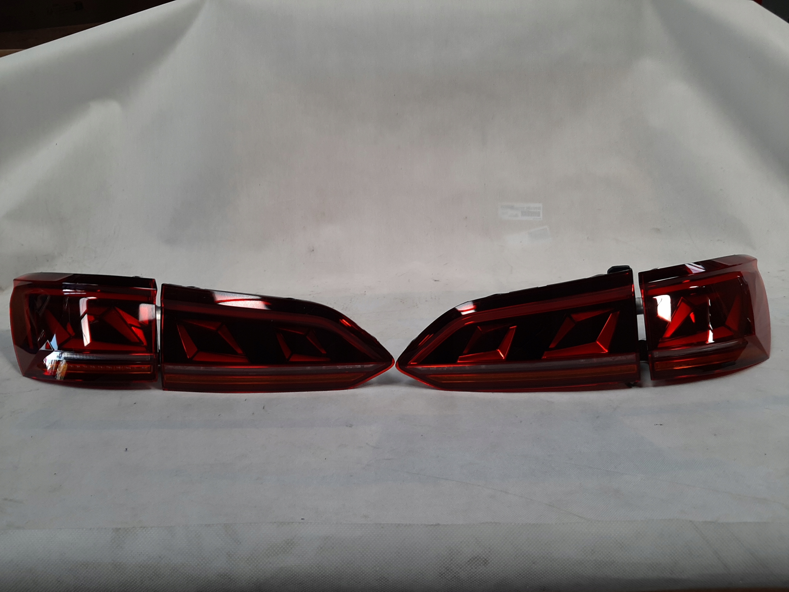 VW TOUAREG LAMPY TYŁ KOMPLET 760945308 760945208B 760945207B 760945307C