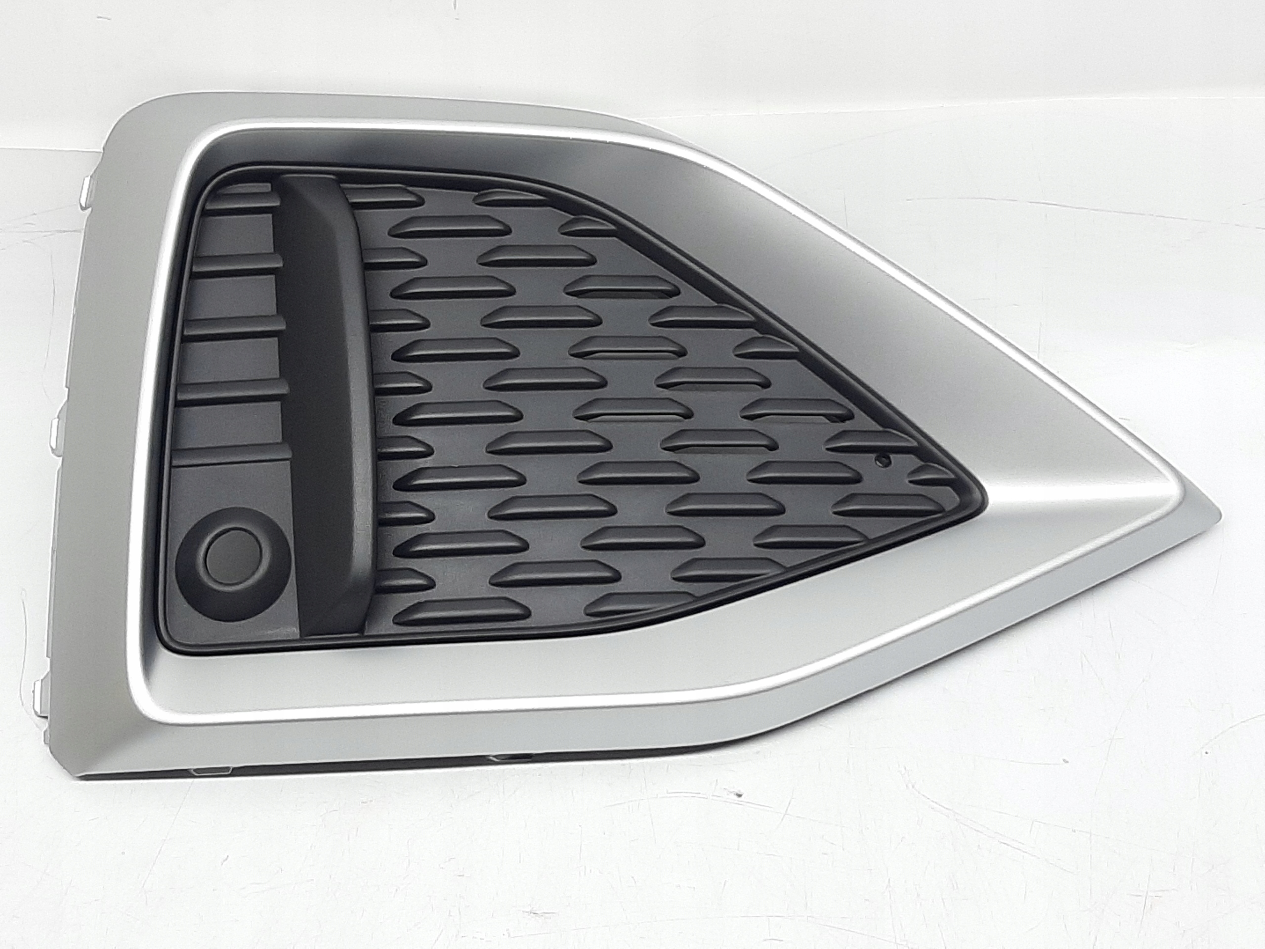 AUDI Q2 KRATKA ZDERZAKA PRAWY PRAWA PRZÓD PRZEDNIA 81A853054D 81A807682R