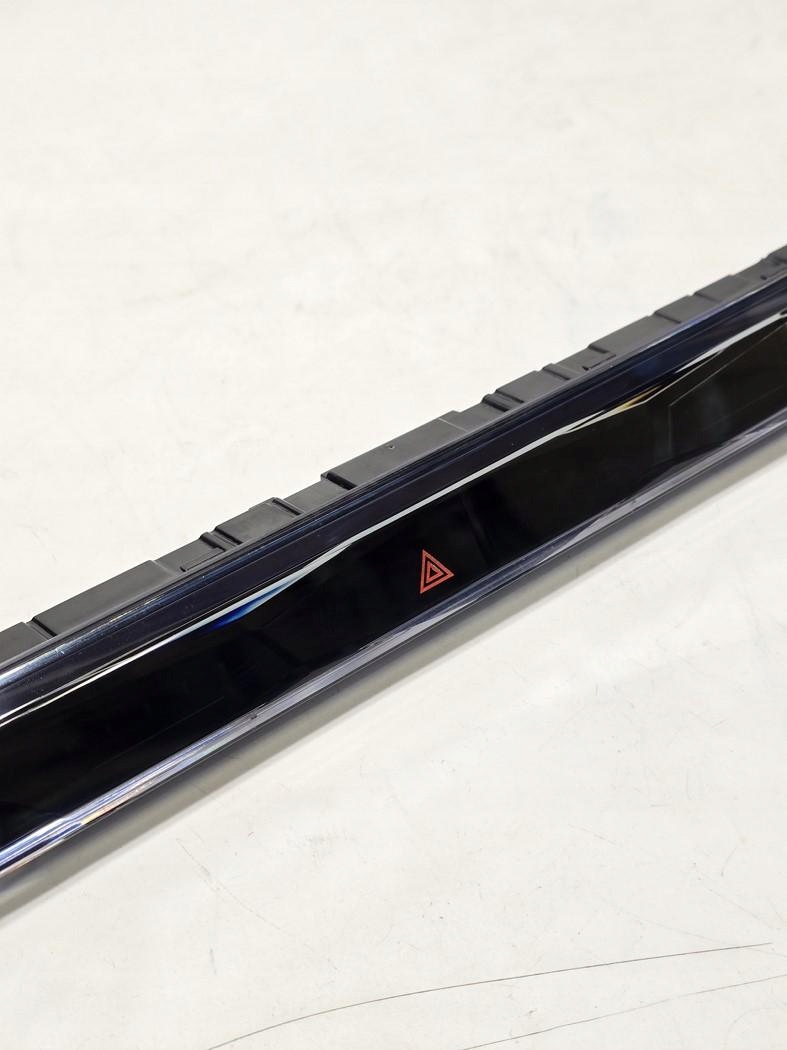 BMW i7 G70 LISTWA OZDOBNA PANEL PRZYCISK ŚWIATEŁ AWARYJNYCH 173138 5A7DCC0 - obrazek 2