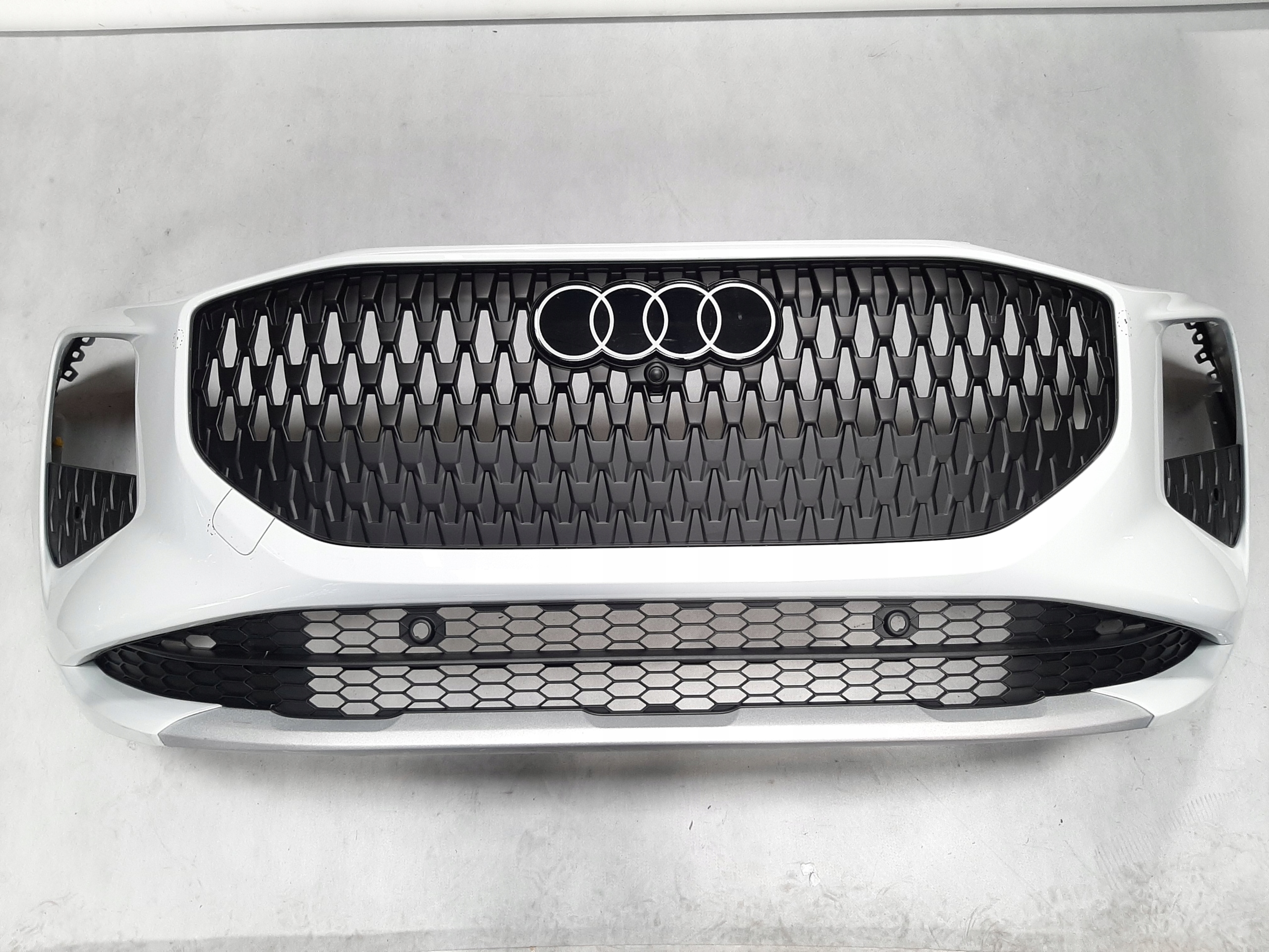 AUDI Q3 83H ZDERZAK PRZEDNI KOMPLETNY LS9R 83H807437