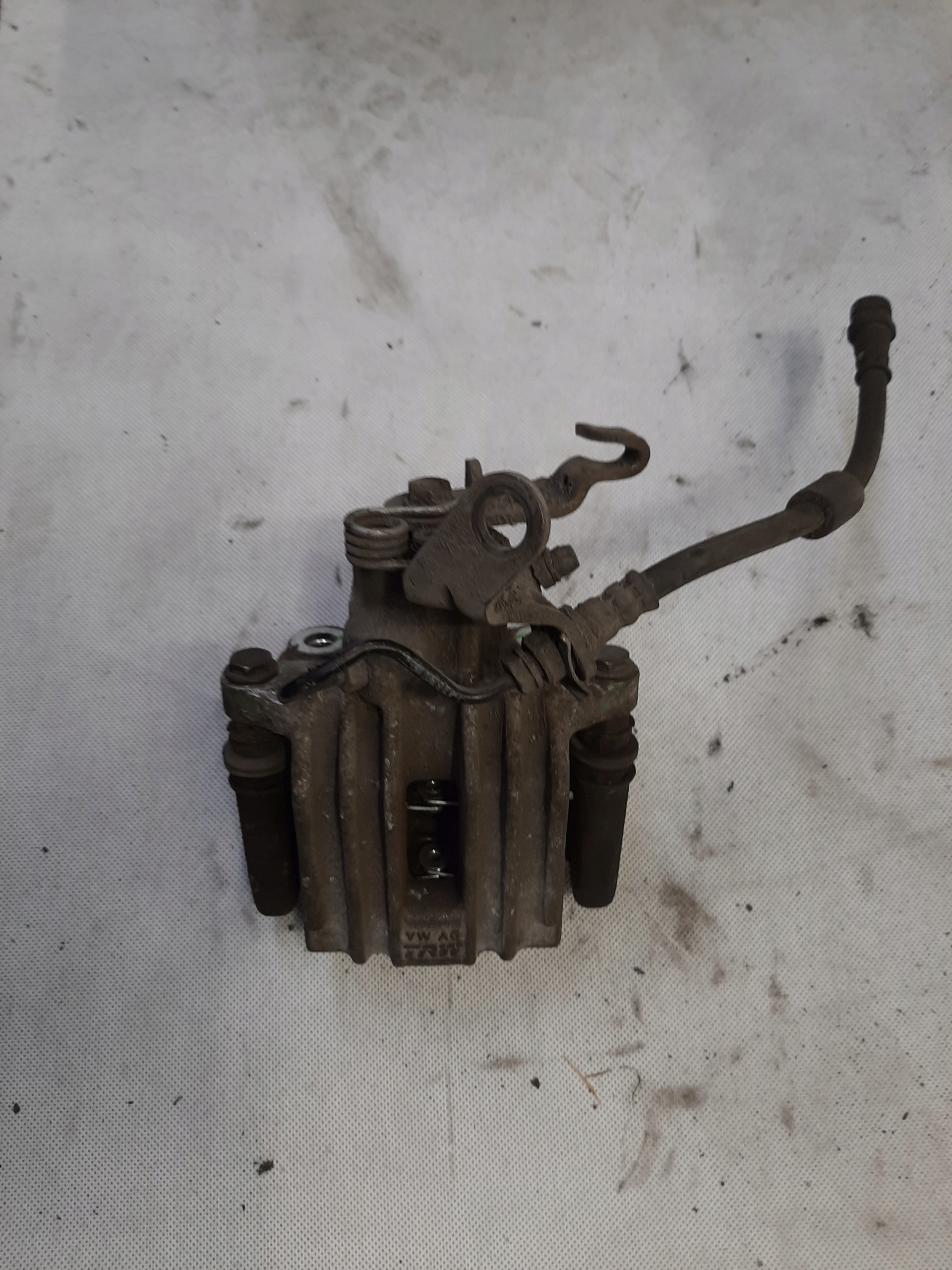 VW JETTA VI ZACISK HAMULCOWY LEWY TYŁ TYLNY 1K0615423J
