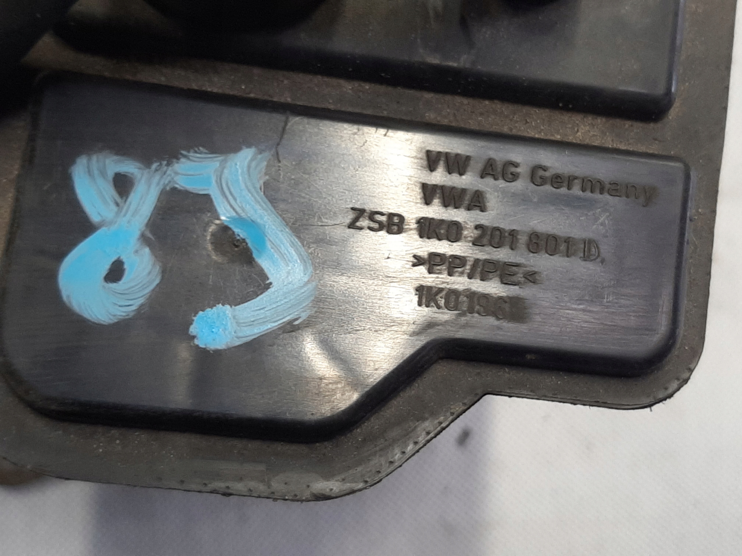 AUDI TT 8J 06-10 ZBIORNIK WĘGLA AKTYWNEGO 1K0201801D - obrazek 2