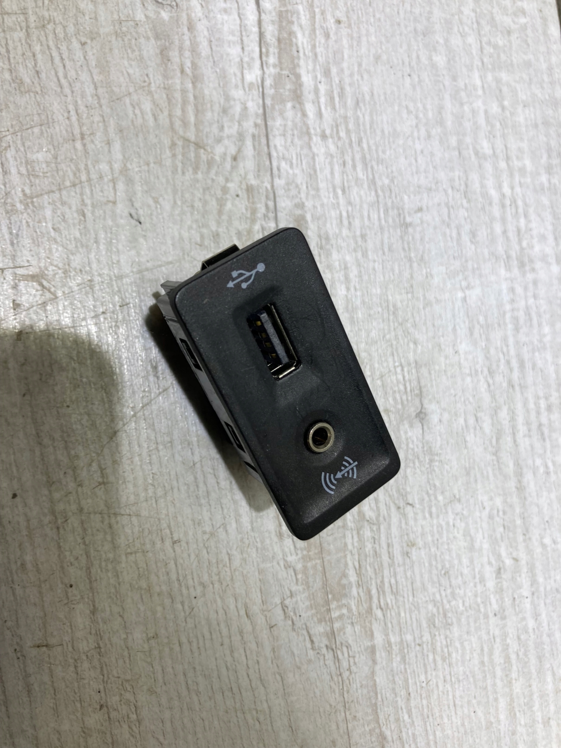 VOLKSWAGEN GOLF VII 2012-20R MODUŁ PORT USB AUX 5G0035222F - obrazek 4