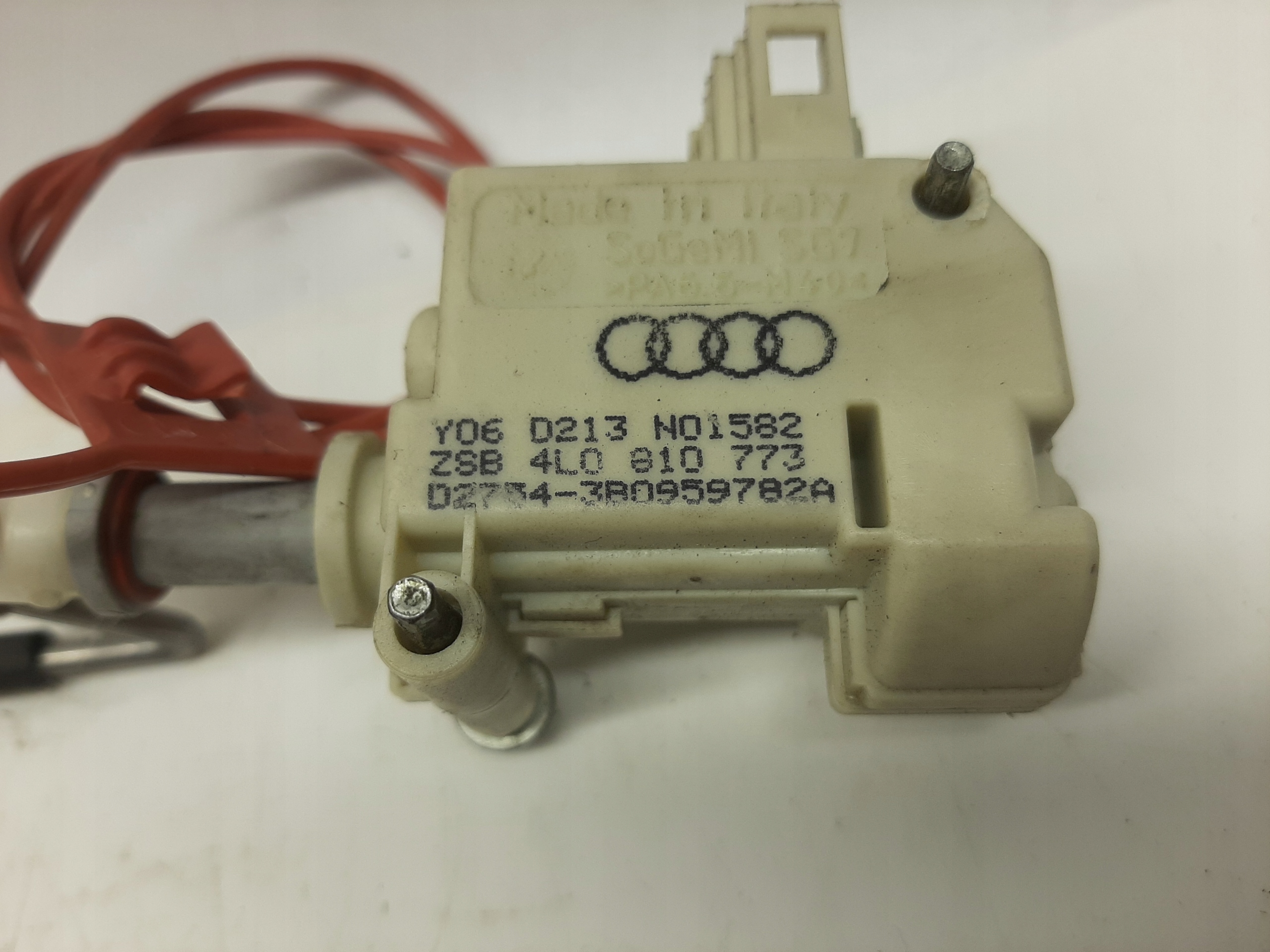 AUDI Q7 4L 2005- SIŁOWNIK KLAPKI PALIWA 4L0810773 3B0959782A - obrazek 2