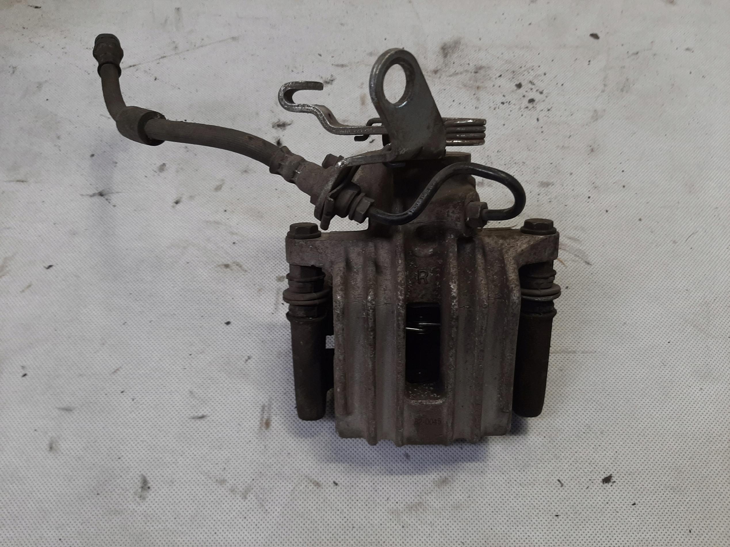 VW JETTA VI ZACISK HAMULCOWY PRAWY TYŁ TYLY 1K0615424J