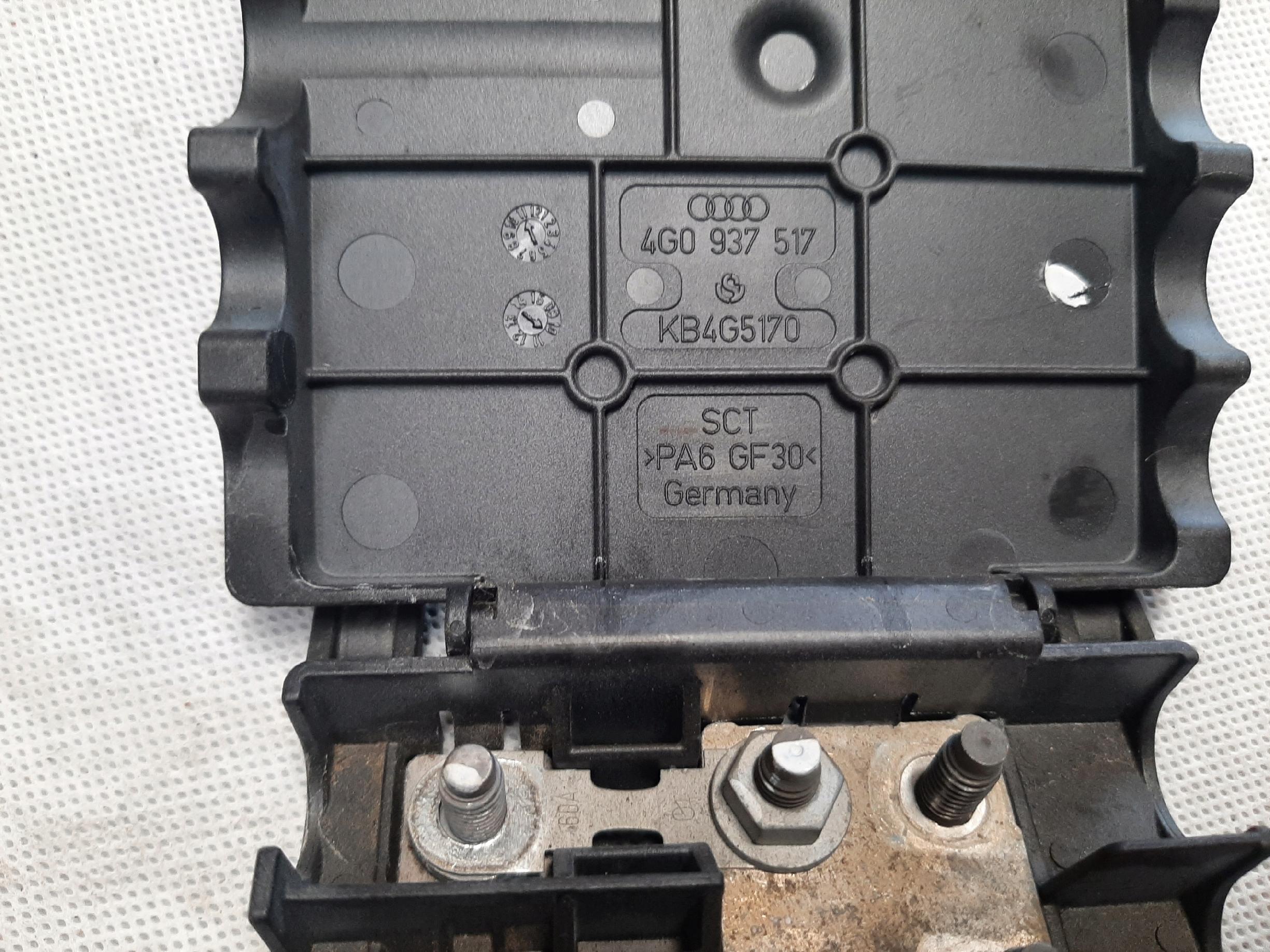 AUDI A7 SPORTBACK 2010- SKRZYNKA BEZPIECZNIKÓW AKUMULATORA 4G0937517 - obrazek 3