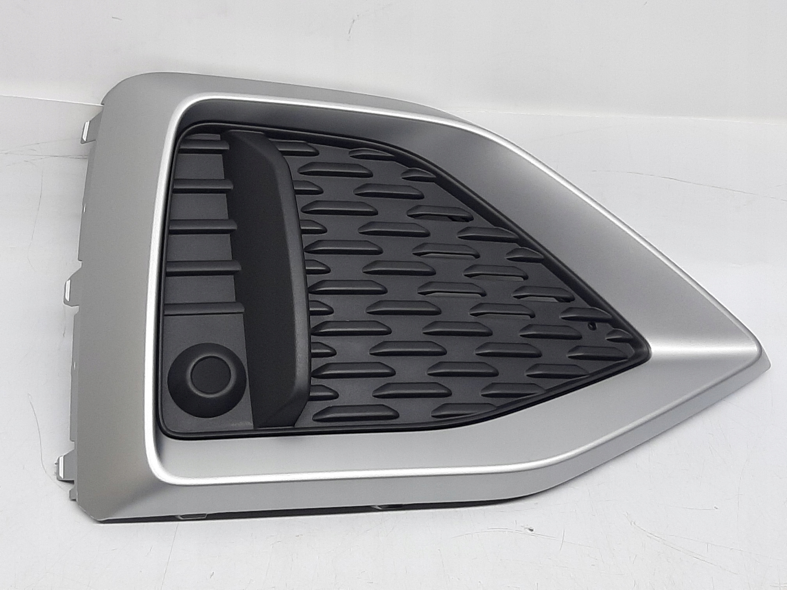 AUDI Q2 KRATKA ZDERZAKA PRAWY PRAWA PRZÓD PRZEDNIA 81A853054D 81A807682R - obrazek 2
