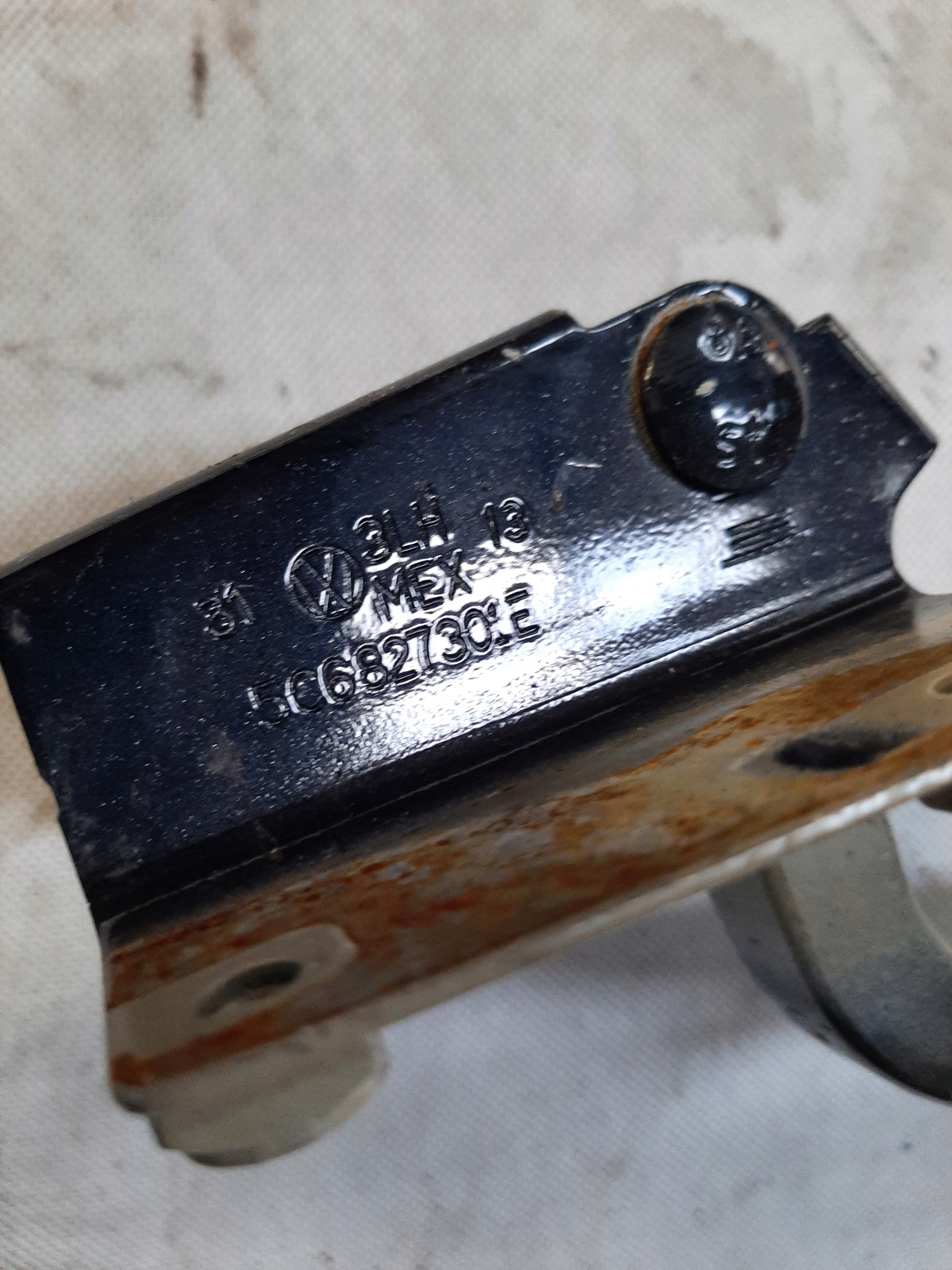 VW JETTA VI ZAWIAS KLAPY BAGAŻNIKA 5C6827301E - obrazek 2