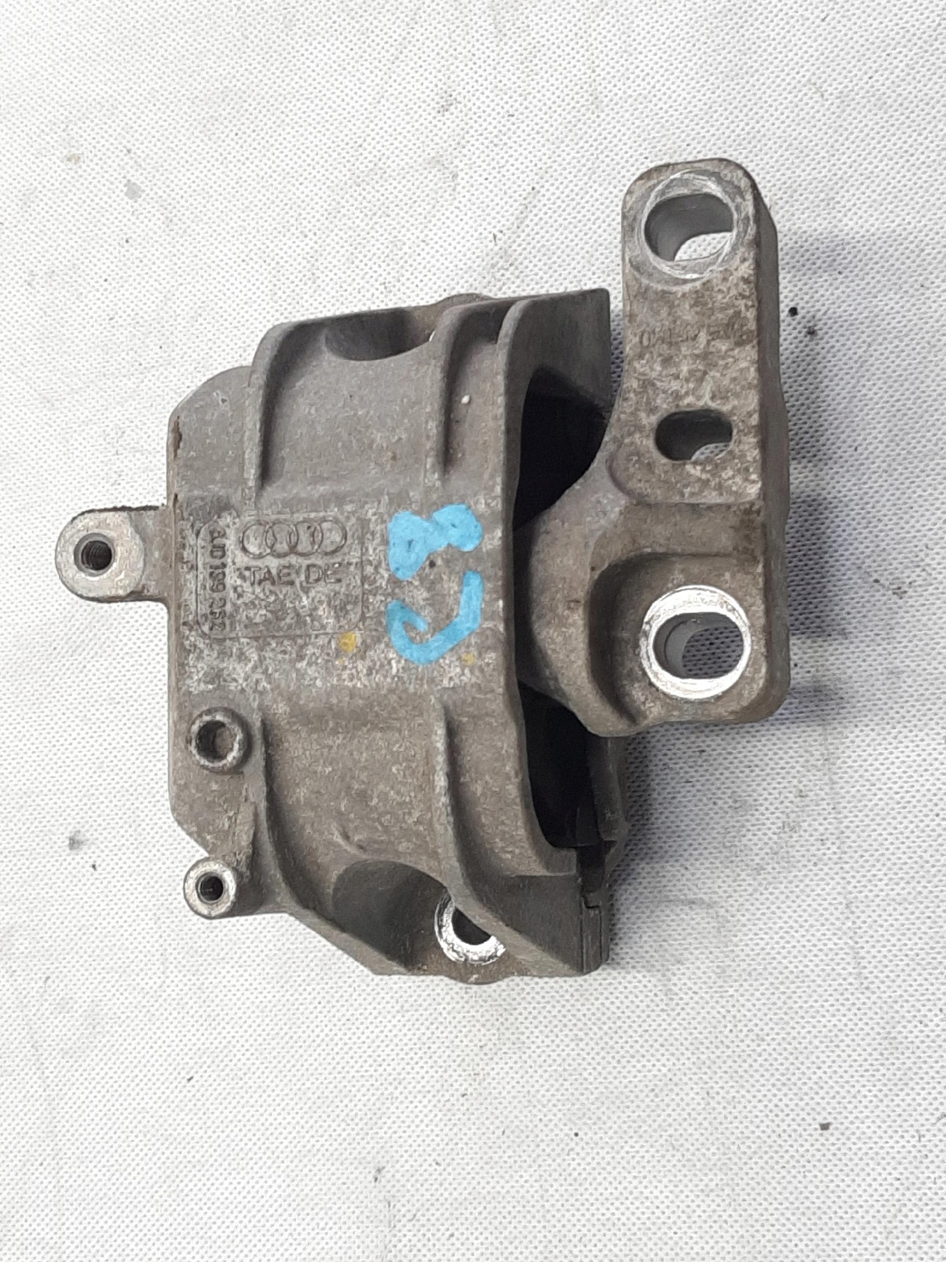 AUDI TT 8J 06-10 PODUSZKA SILNIKA 8J0199262
