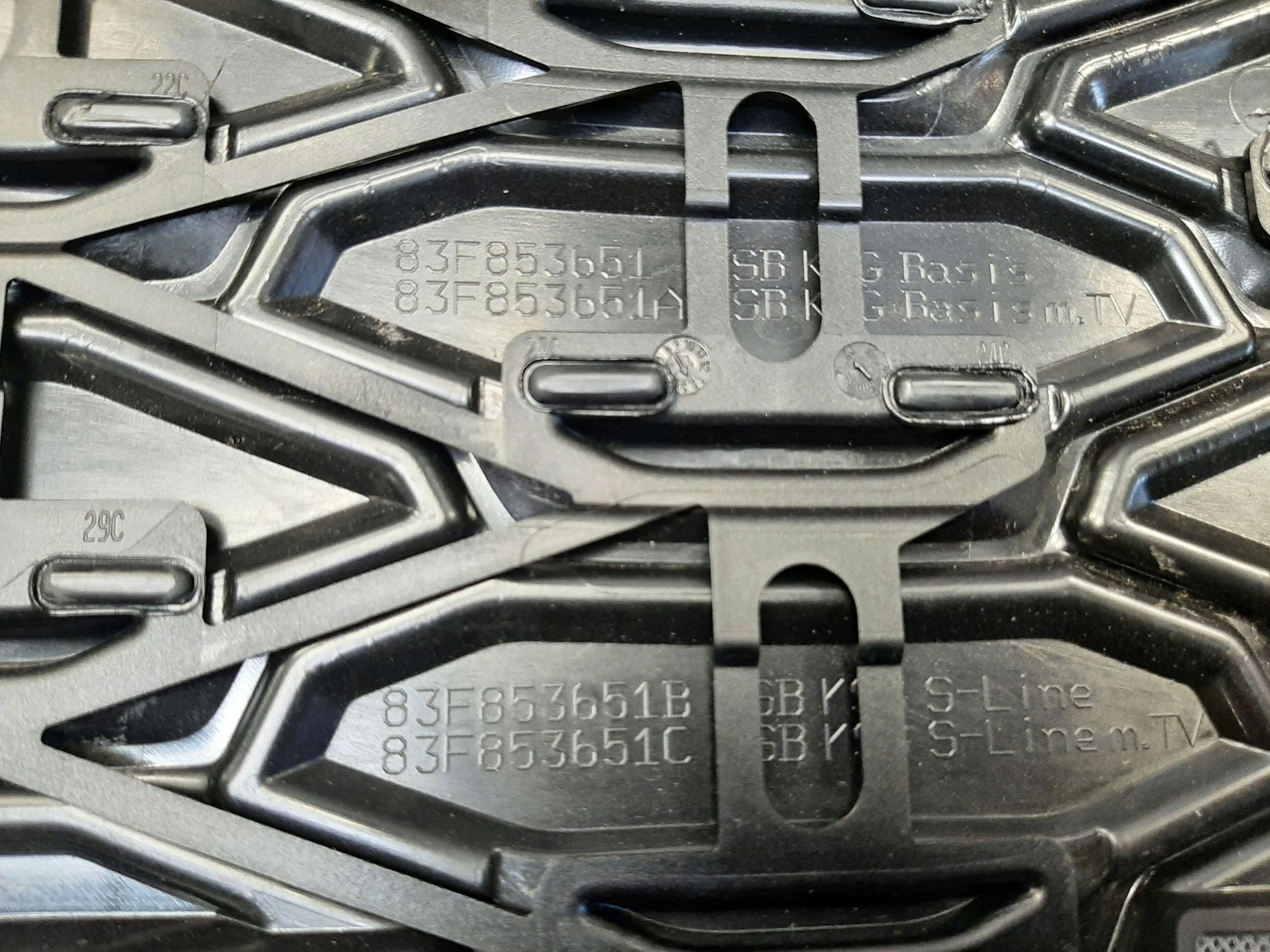 AUDI Q3 83A ATRAPA GRILL ZDERZAKA PRZÓD S-LINE 83F853651B - obrazek 8