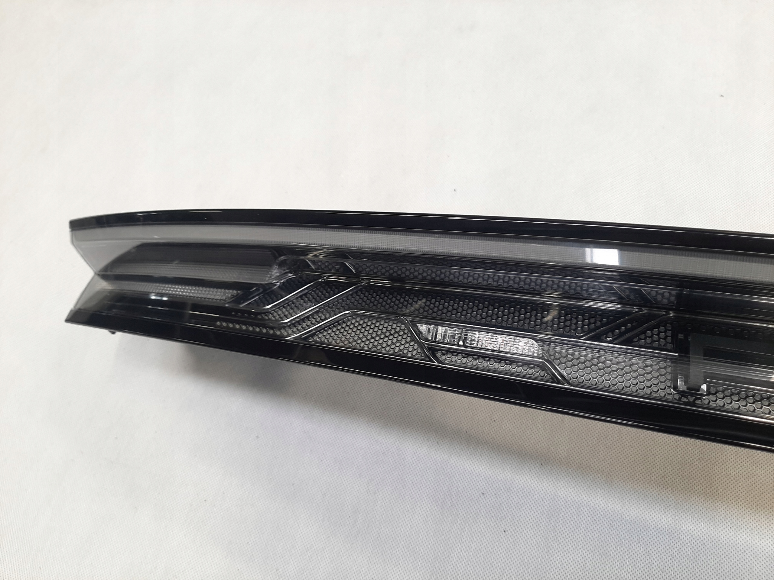 PORSCHE TAYCAN BLENDA LAMPA ŚRODKOWA ECE 9J1945082F - obrazek 4